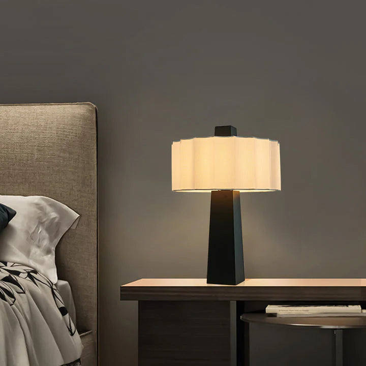Ayla | Lampe de Table Sculptée avec Abat-jour Plissé