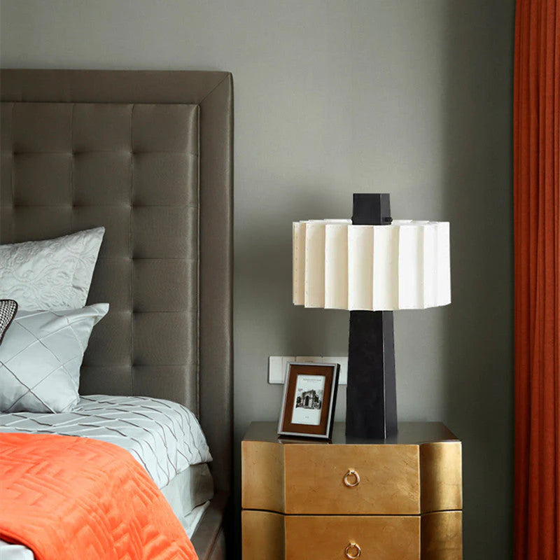Ayla | Lampe de Table Sculptée avec Abat-jour Plissé