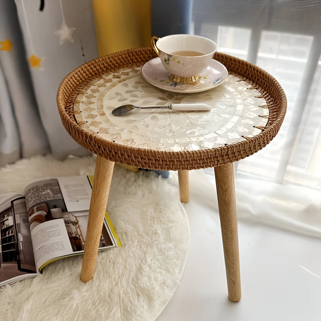 Erla | Table Tripode Décorative en Rotin