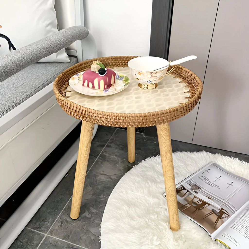 Erla | Table Tripode Décorative en Rotin