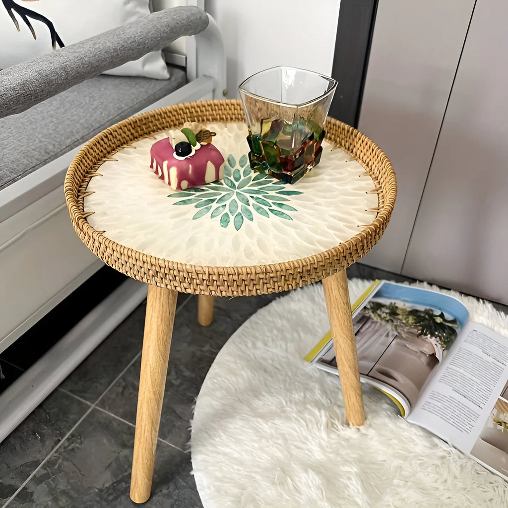 Erla | Table Tripode Décorative en Rotin