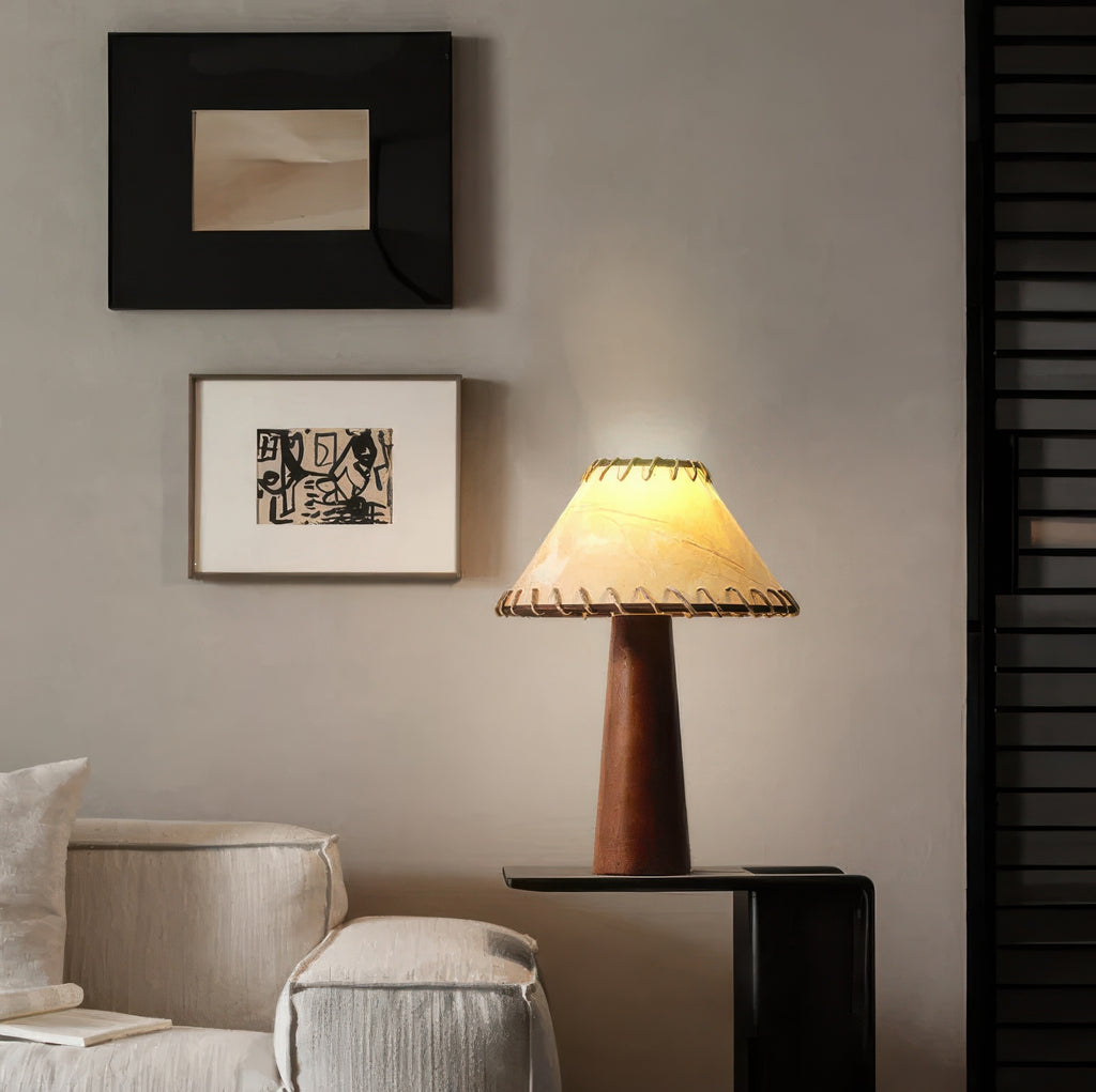 Kjori | Lampe de table en bois sculpté & abat-jour en cuir