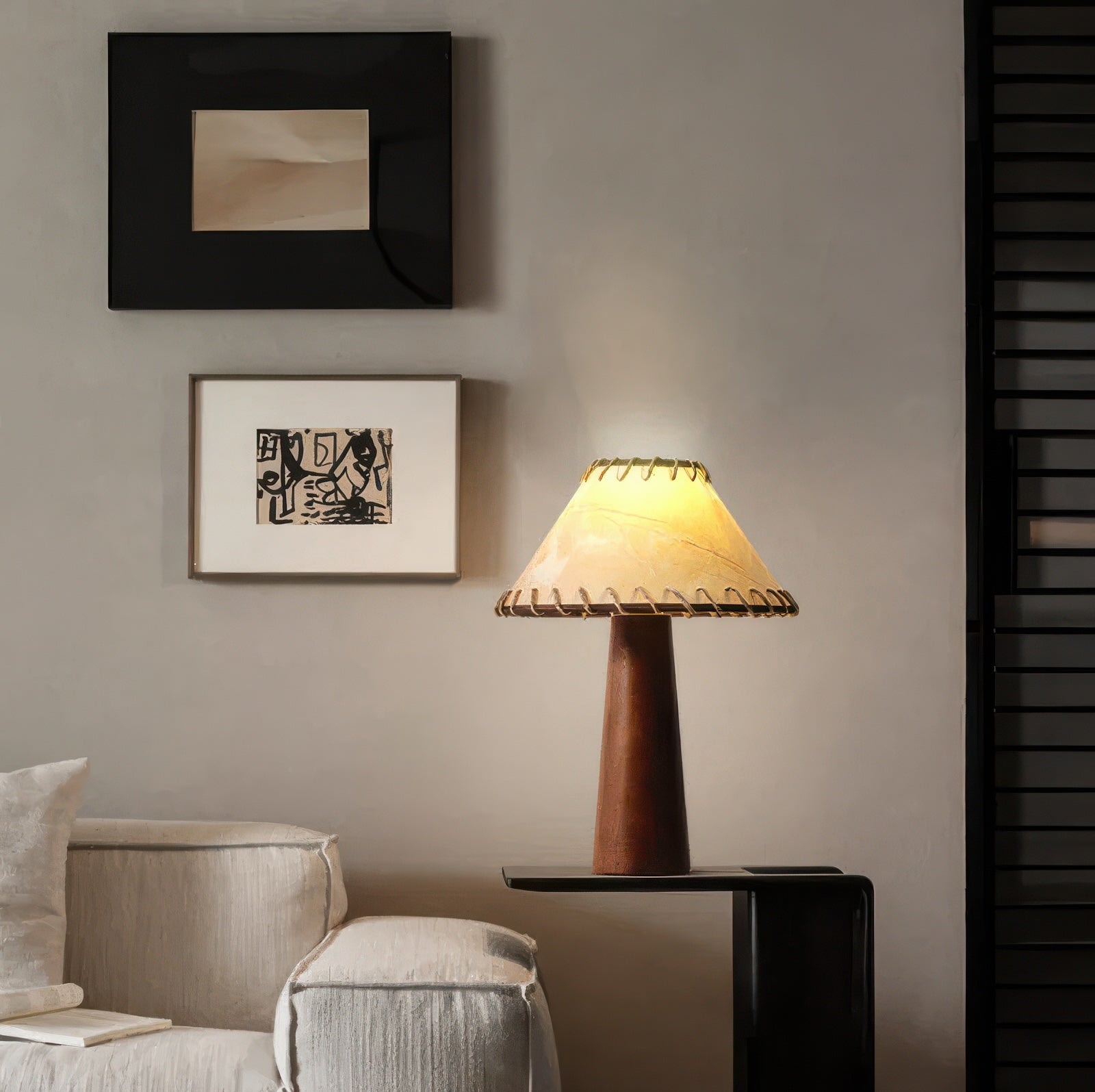 Kjori | Lampe de table en bois sculpté & abat-jour en cuir