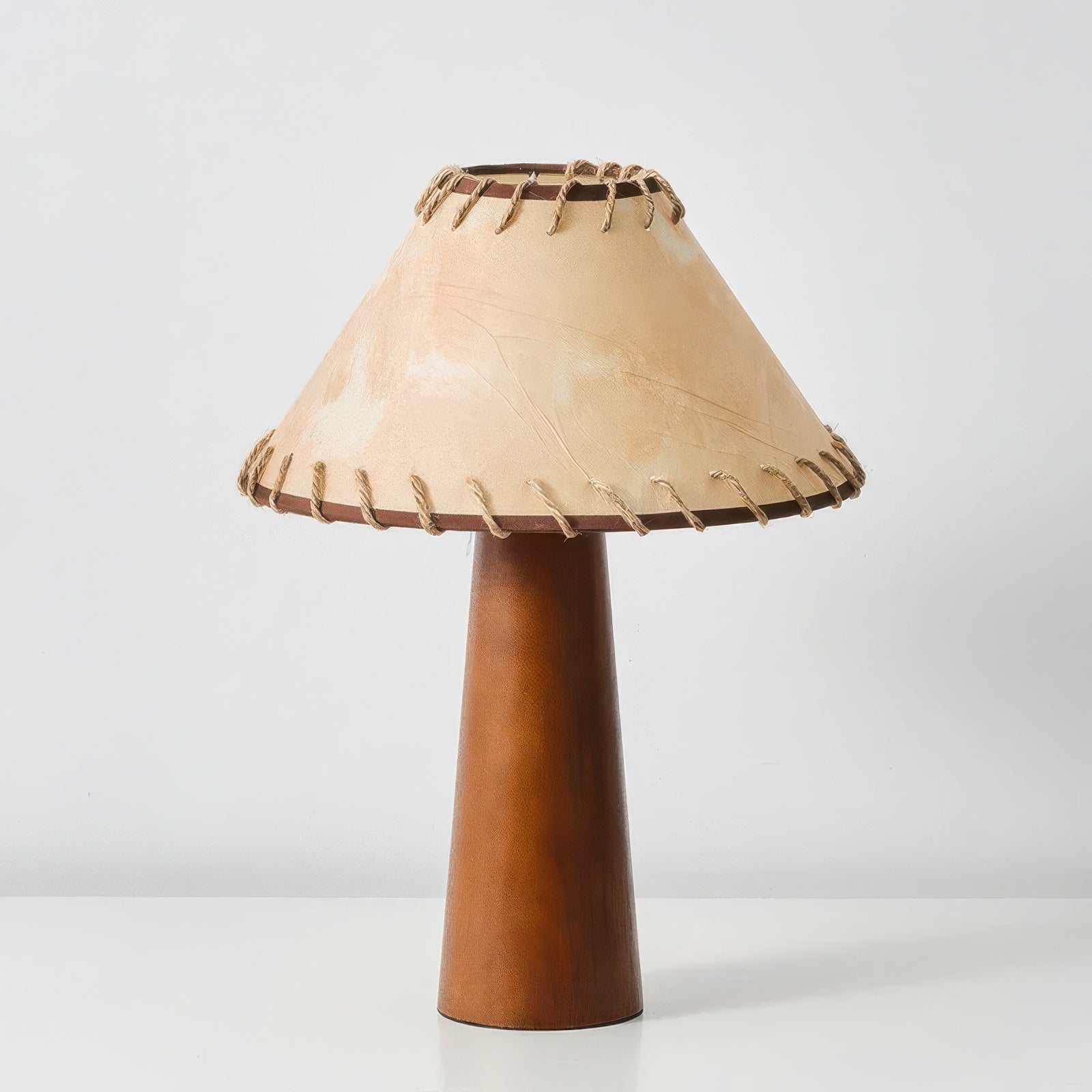 Kjori | Lampe de table en bois sculpté & abat-jour en cuir