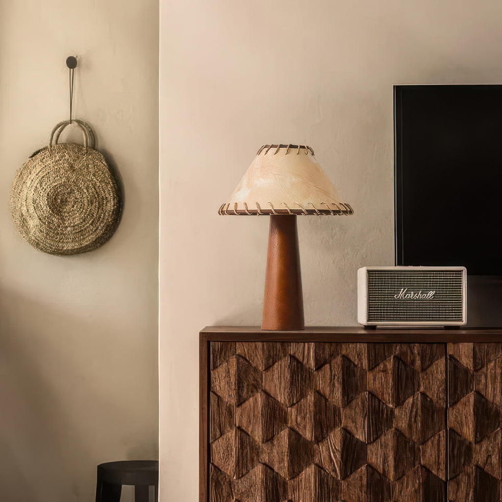 Kjori | Lampe de table en bois sculpté & abat-jour en cuir