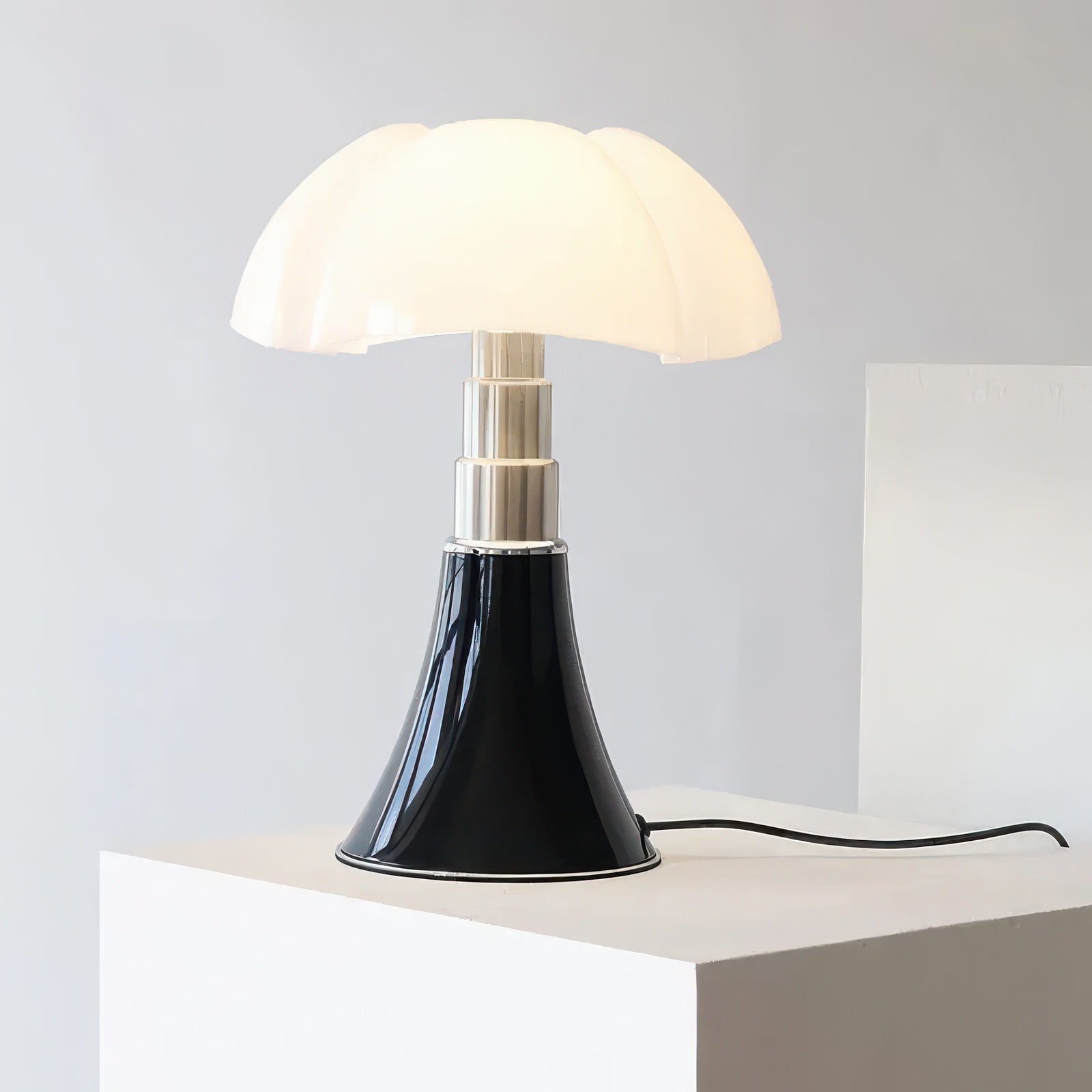 Marnen | Lampe de Table en Acrylique Sculpturale
