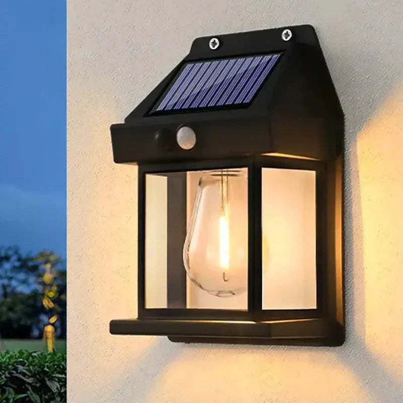 https://cdn.shopify.com/s/files/1/0829/3377/6730/files/solar-wandlamp-voorkant-buitenverlichting-tuin-villa351.webp?v=1742147421