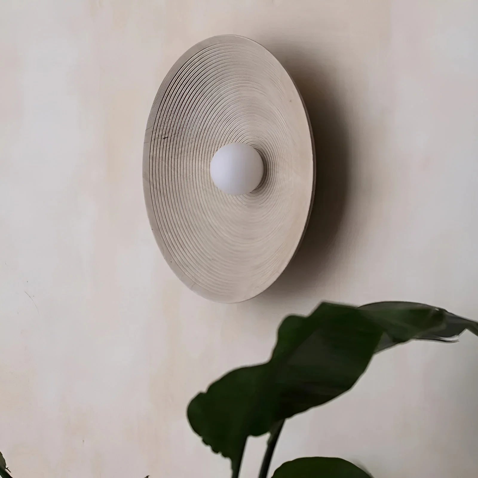 Thora | Applique Murale Sculptée en Résine