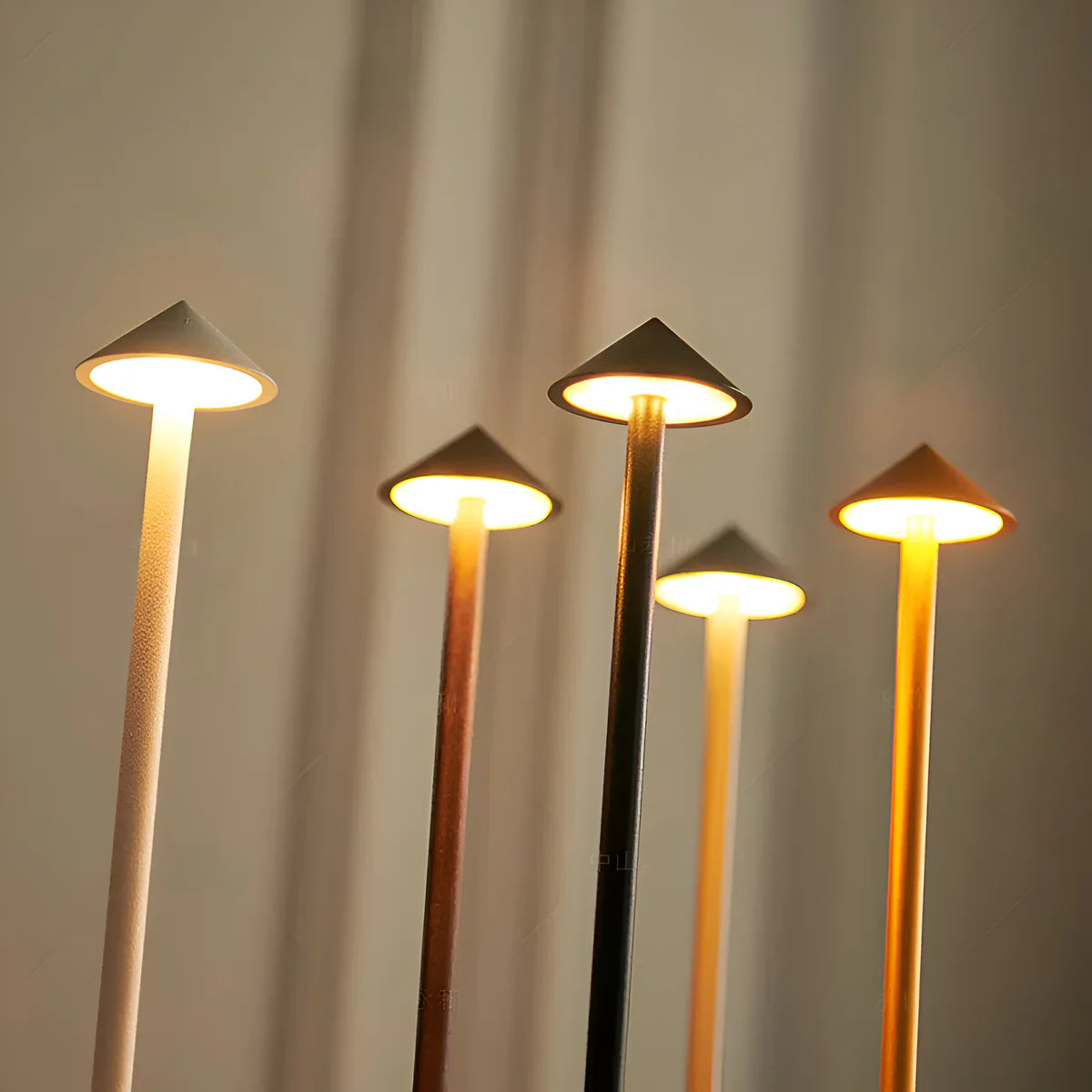 Vaxa | Lampe de Table LED Rechargeable à Cône